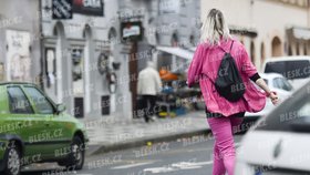 Fotograf Blesku Toničku zachytil v ulicích pražského Karlína. Po pohublé dívce v šátku není ani památky