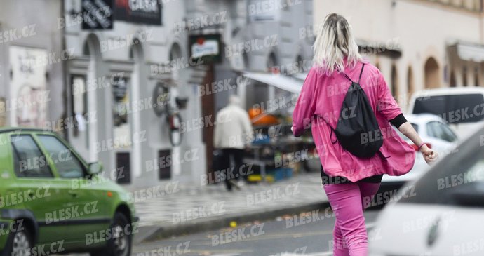 Fotograf Blesku Toničku zachytil v ulicích pražského Karlína. Po pohublé dívce v šátku není ani památky.