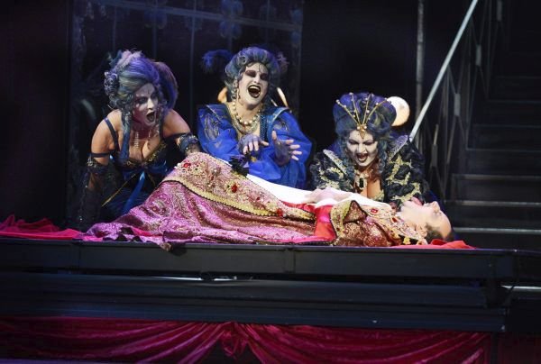 Nyní už opět vystupuje jako Nymfa (vpravo) v muzikálu Dracula v Hudebním divadle Karlín.