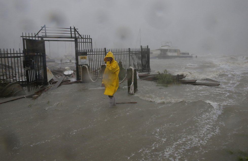 Bouře Hanna způsobila škody na pobřeží Texasu (26. 7. 2020)