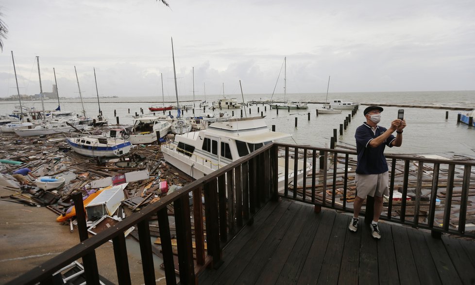 Bouře Hanna způsobila škody na pobřeží Texasu (26.7.2020).