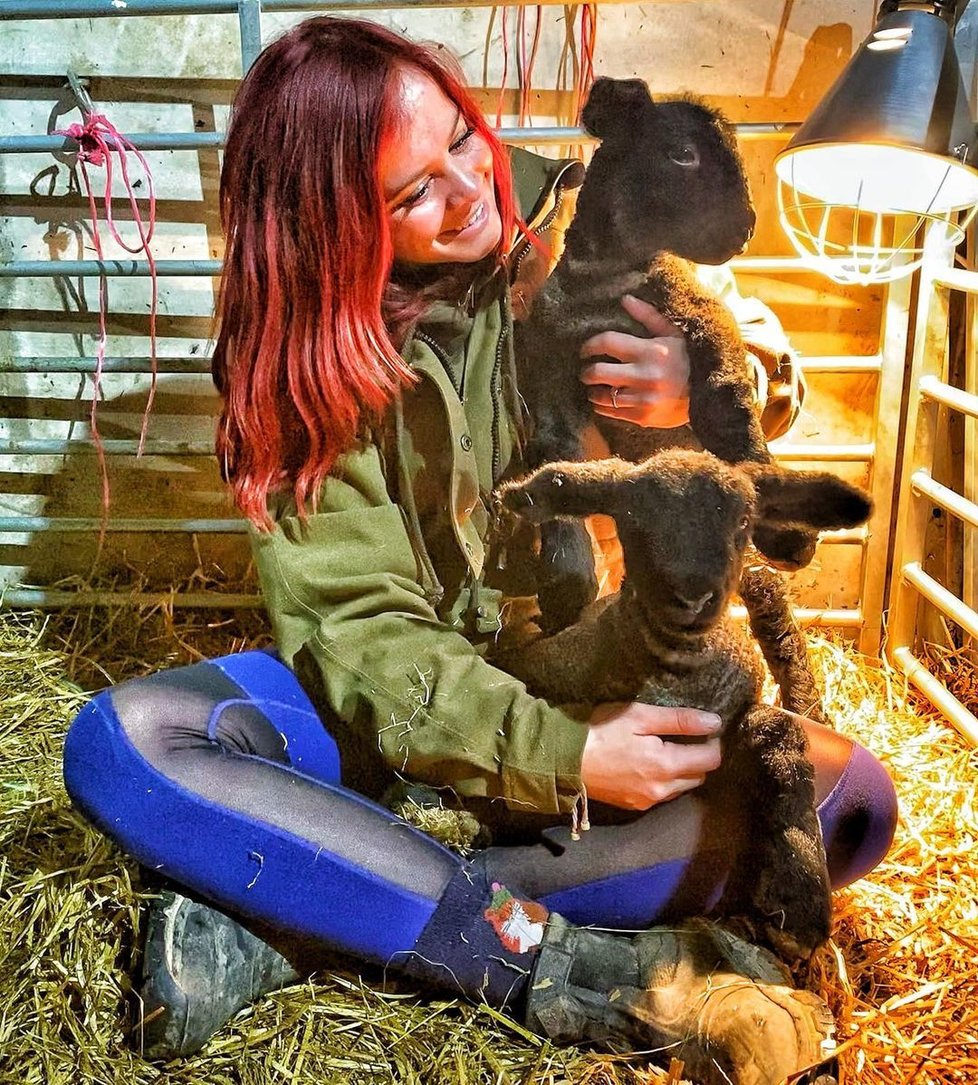 Farmářka Hannah Jacksonová se stala úspěšnou na sociálních sítích. Závistivci jí však dokonce nahlásili, že se o svá zvířata nestará.