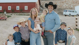 Matka osmi dětí, bývalá balerína a výherkyně soutěží krásy, vyměnila ruch velkoměsta za život na farmě v Utahu. Zážitky z každodenního života rodiny dokumentuje na sociální sítě, kde má miliony sledujících.