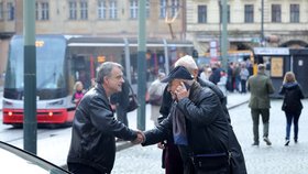 Dva prezidentští kandidáti - Petr Hannig a Otto Chaloupka se sešli před Poslaneckou sněmovnou
