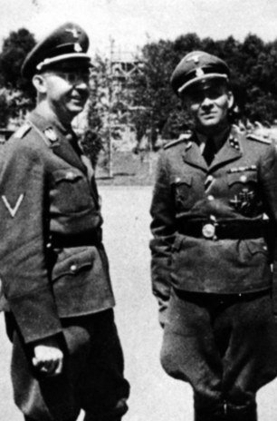 Höss (vlevo) společně s Heinrichem Himmlerem