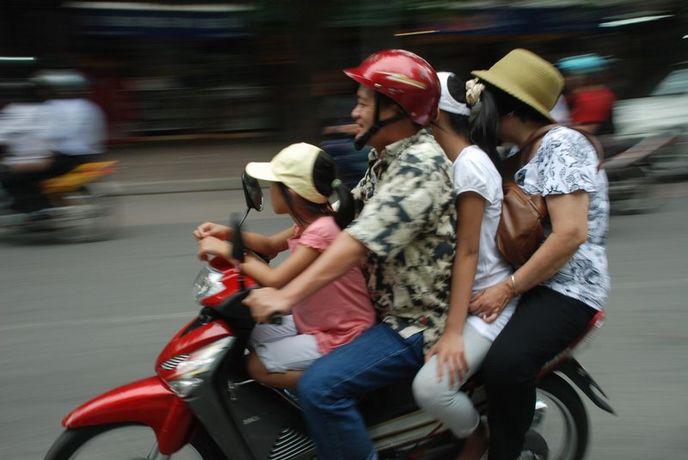 Hanoj chce ze svých ulic vystrnadit všudypřítomné motorky a naučit obyvatele používat hromadnou dopravu