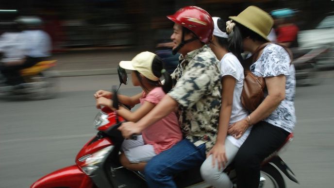 Hanoj chce ze svých ulic vystrnadit všudypřítomné motorky a naučit obyvatele používat hromadnou dopravu