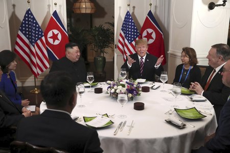 Kim a Trump se svými týmy na večeři v Hanoji (27. 2. 2019)