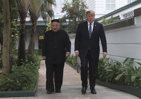 Stejně jako v Singapuru ani v Hanoji se jednání Kima a Trumpa neobešlo bez procházky zahradou, (28.02.2019).
