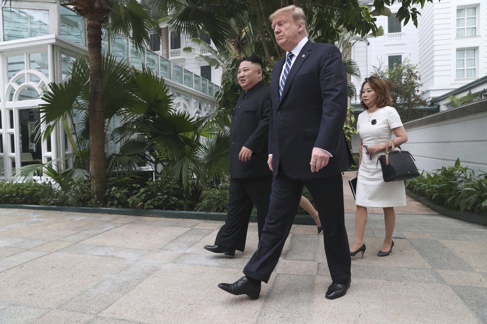 Summit v Hanoji mezi Donaldem Trumpem a Kim Čong-unem pokračuje. Hlavním tématem je denuklearizace. (28.02.2018)