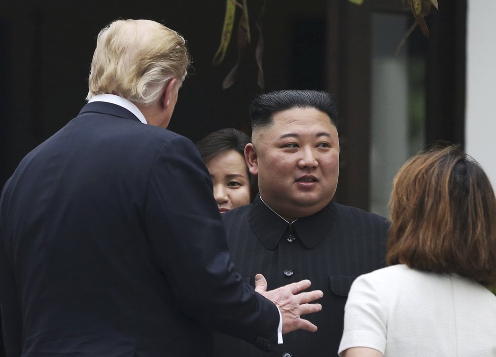 Summit v Hanoji mezi Donaldem Trumpem a Kim Čong-unem pokračuje. Hlavním tématem je denuklearizace. (28.02.2018)