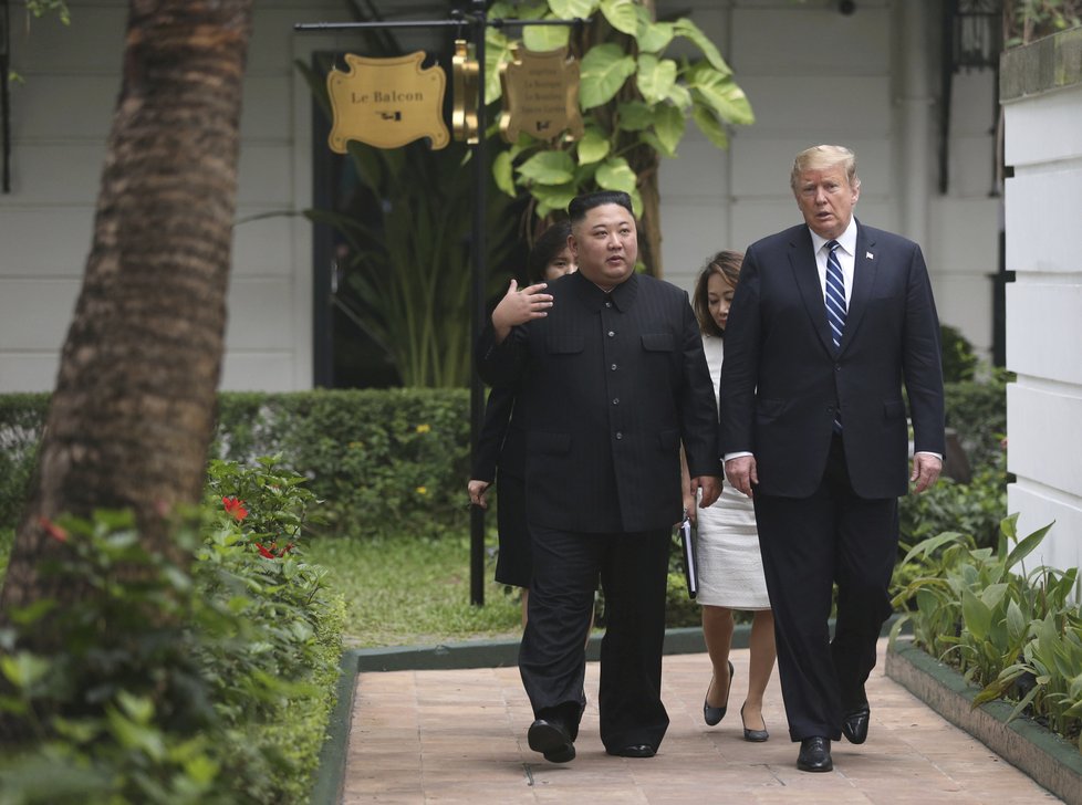 Summit v Hanoji mezi Donaldem Trumpem a Kim Čong-unem pokračuje. Hlavním tématem je denuklearizace. (28.02.2018)