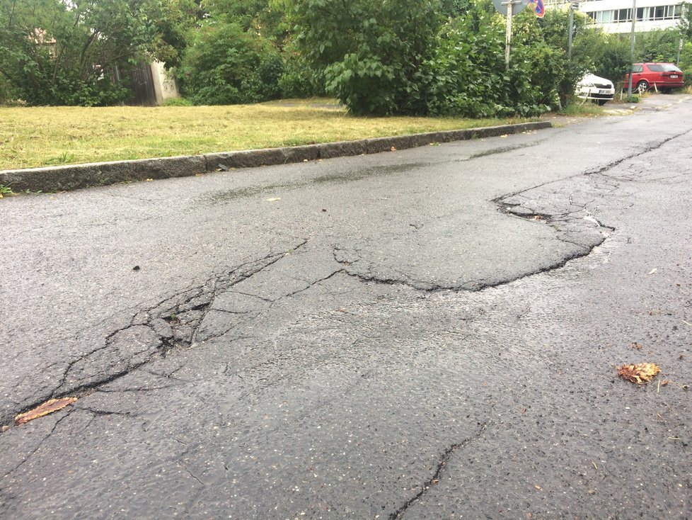 Po dvou měsících zvýšeného silničního provozu v důsledku zúžení ulice Na Pískách vypadala ulice U Hadovky takto (stav ke dni 5. srpna 2019).