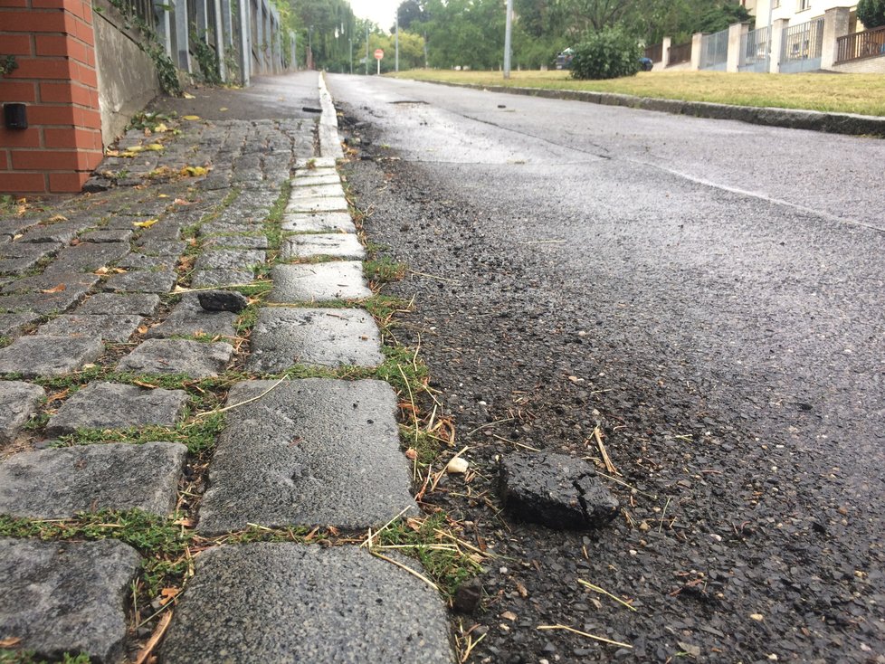 Po dvou měsících zvýšeného silničního provozu v důsledku zúžení ulice Na Pískách vypadala ulice U Hadovky takto (stav ke dni 5. srpna 2019).