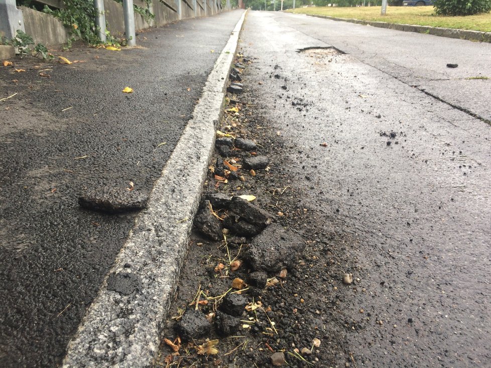 Po dvou měsících zvýšeného silničního provozu v důsledku zúžení ulice Na Pískách vypadala ulice U Hadovky takto (stav ke dni 5. srpna 2019).