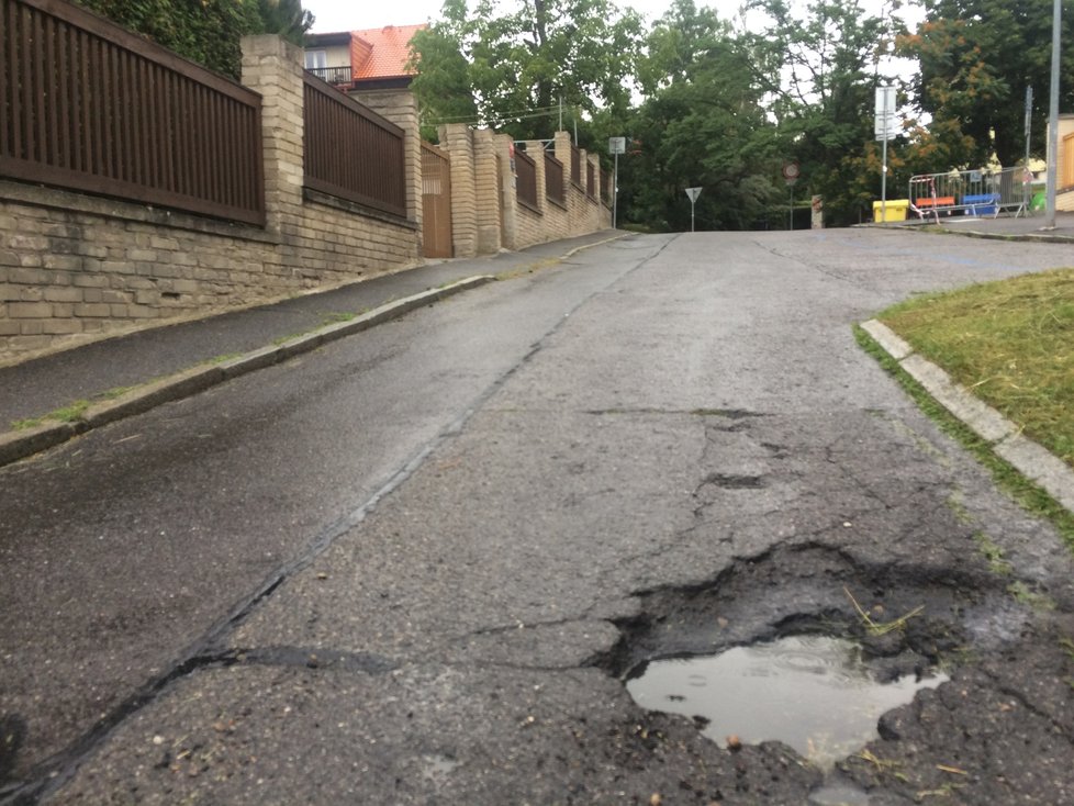 Za špatný stav ulice U Hadovky může vedení objízdné trasy kvůli povrchovým pracím v ulici Na Pískách. Ty se z avizovaných dvou měsíců nakonec protáhnou na tři.