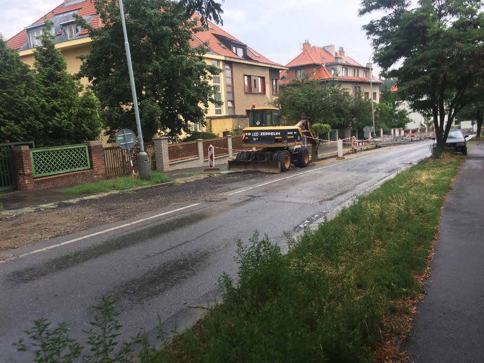 Za špatný stav ulice U Hadovky může vedení objízdné trasy kvůli povrchovým pracím v ulici Na Pískách. Ty se z avizovaných dvou měsíců nakonec protáhnou na tři.