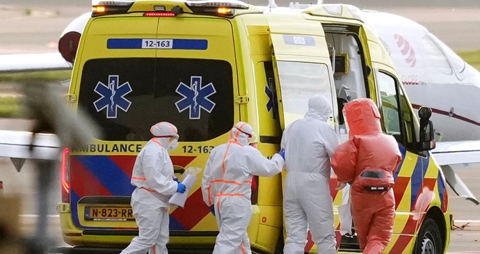 Předávání nakaženého pacienta na letišti v Amsterodamu