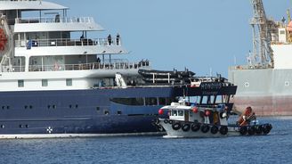 Výletní loď s hantavirem kotví u Tenerife. Cestující míří do karantény Výletní loď s hantavirem kotví u Tenerife. Cestující míří do karantény