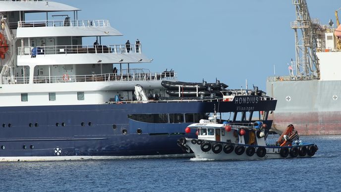 Španělsko v neděli zahájilo evakuaci cestujících z výletní lodi MV Hondius, kterou zasáhla nákaza hantavirem. Španělsko v neděli zahájilo evakuaci cestujících z výletní lodi MV Hondius, kterou zasáhla nákaza hantavirem.