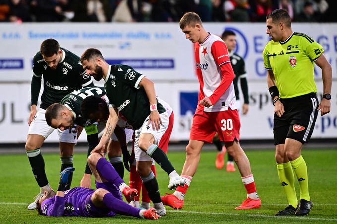 ONLINE: Jablonec - Slavia 0:2. Ayaosi zvyšuje vedení, brankář Hanuš musel střídat ONLINE: Jablonec - Slavia 0:2. Ayaosi zvyšuje vedení, brankář Hanuš musel střídat