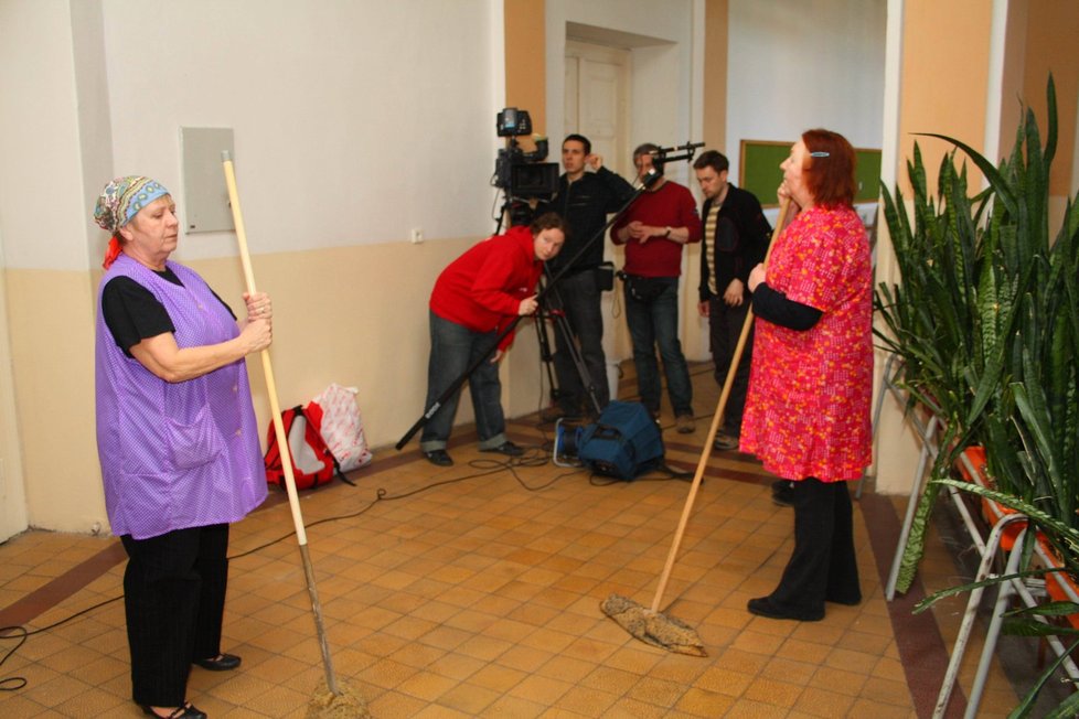 Natáčení bylo kvůli ní několikrát odloženo. Jakmile mohla, seděla nebo se o něco opírala.