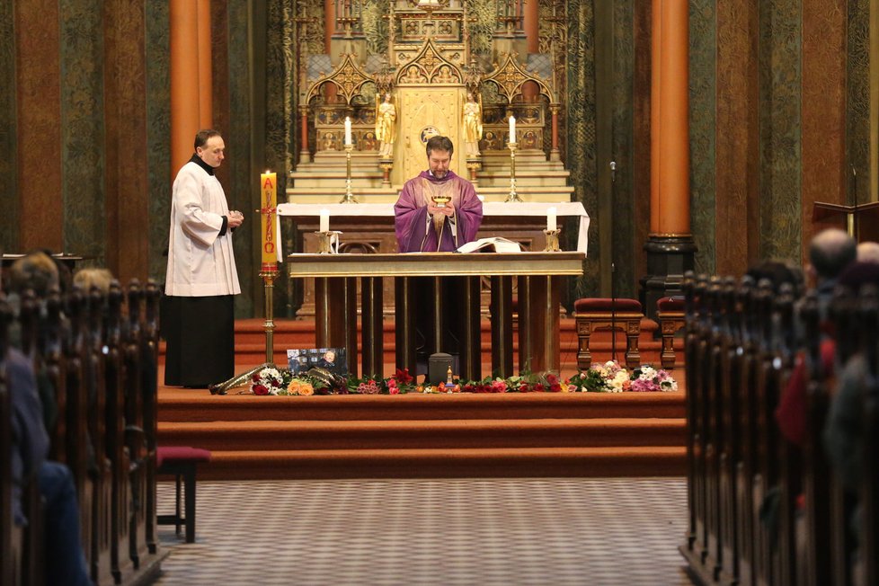 Urna s popelem Jaroslavy Hanušové (†66) byla při mši před oltářem.