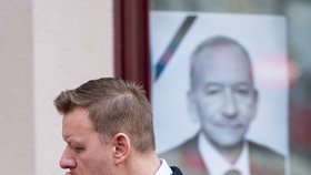 Primátor Teplic Hynek Hanza (ODS) před před Krušnohorským divadlem v Teplicích, kde proběhlo rozloučení s předsedou Senátu Jaroslavem Kuberou (3. 2. 2020)