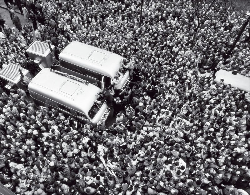 Odjezd Jiřího Hanzelky a Miroslava Zikmunda od pražského Autoklubu do Asie, 22. 4. 1959