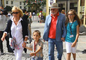 Jaromír Hanzlík s partnerkou a vnoučaty