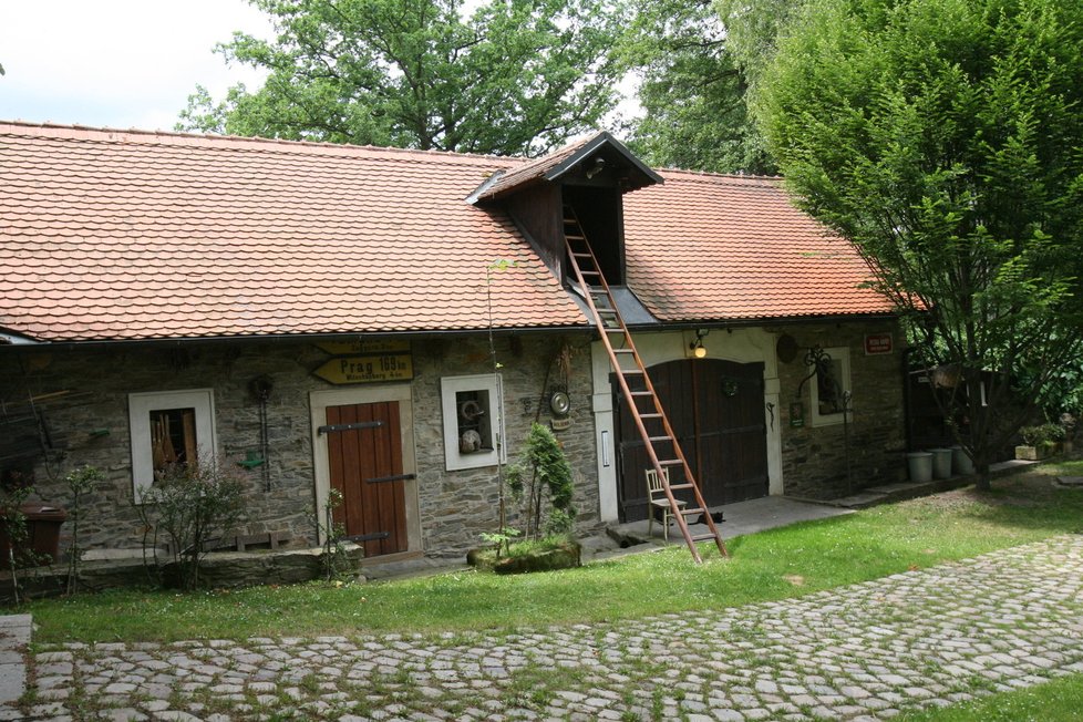 Honosné sídlo se nachází uprostřed Okoře.