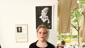 Petruška Hapková pod fotografií svého otce