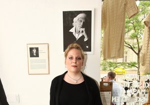 Petruška Hapková pod fotografií svého otce
