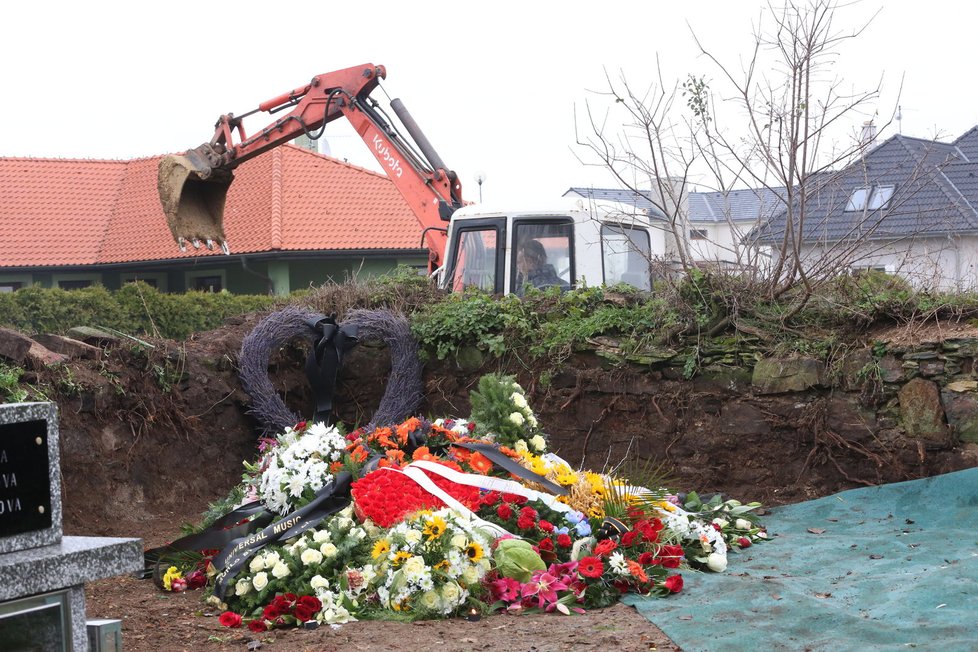 Levandulové srdce i ostatní květinové dary nechala rodina převézt na Hapkův hrob.