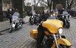 Hapkovi, který byl milovníkem motorek značky Harley-Davidson, se přijela poklonit i zhruba dvacítka motorkářů.