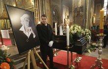 Pohřeb Petra Hapky (†70): U rakve se sešly Hapkovy ženy a děti