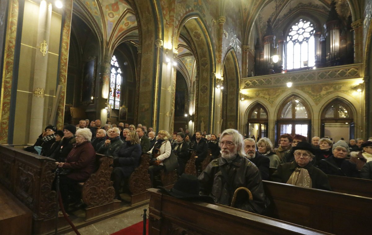 Poslední rozloučení se skladatelem Petrem Hapkou na pražském Vyšehradě.