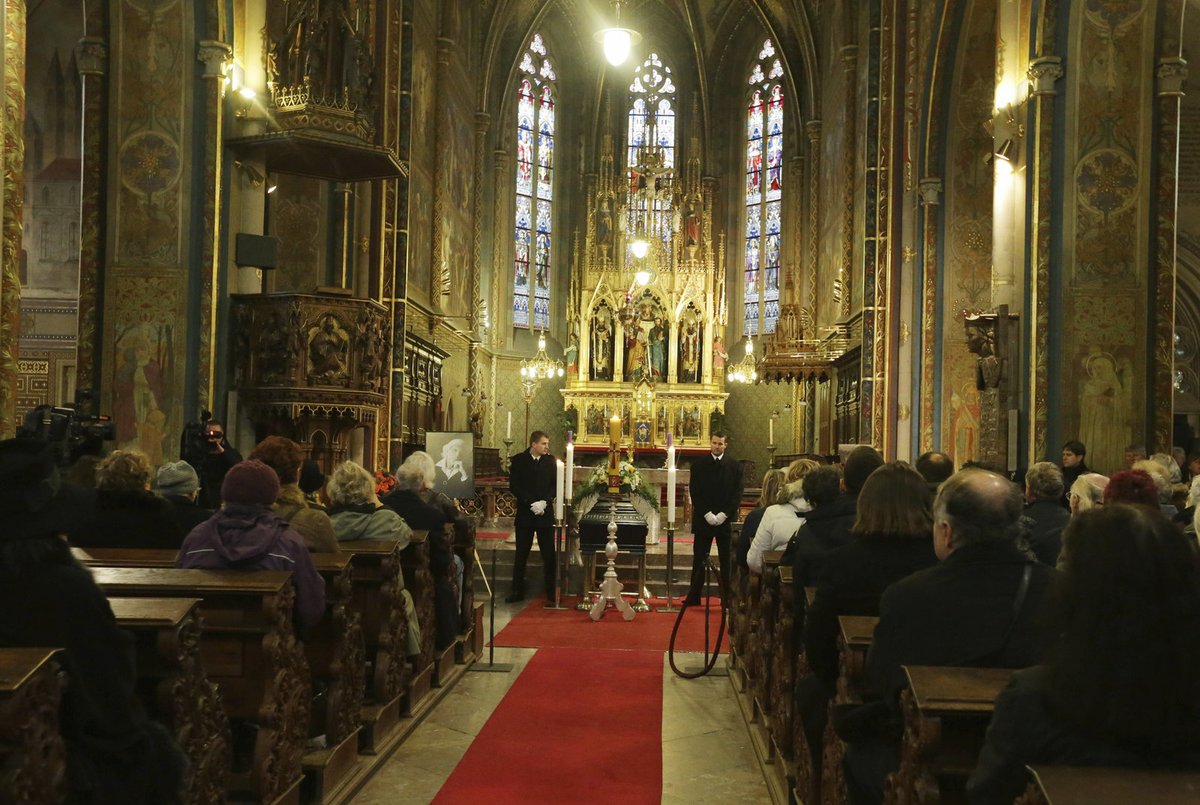 Poslední rozloučení se skladatelem Petrem Hapkou na pražském Vyšehradě.