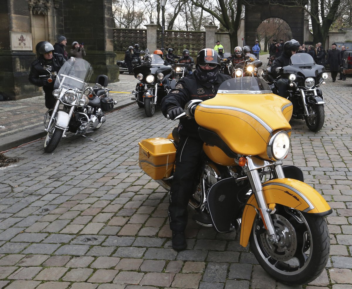 Hapkovi, který byl milovníkem motorek značky Harley-Davidson, se přijela poklonit i zhruba dvacítka motorkářů.