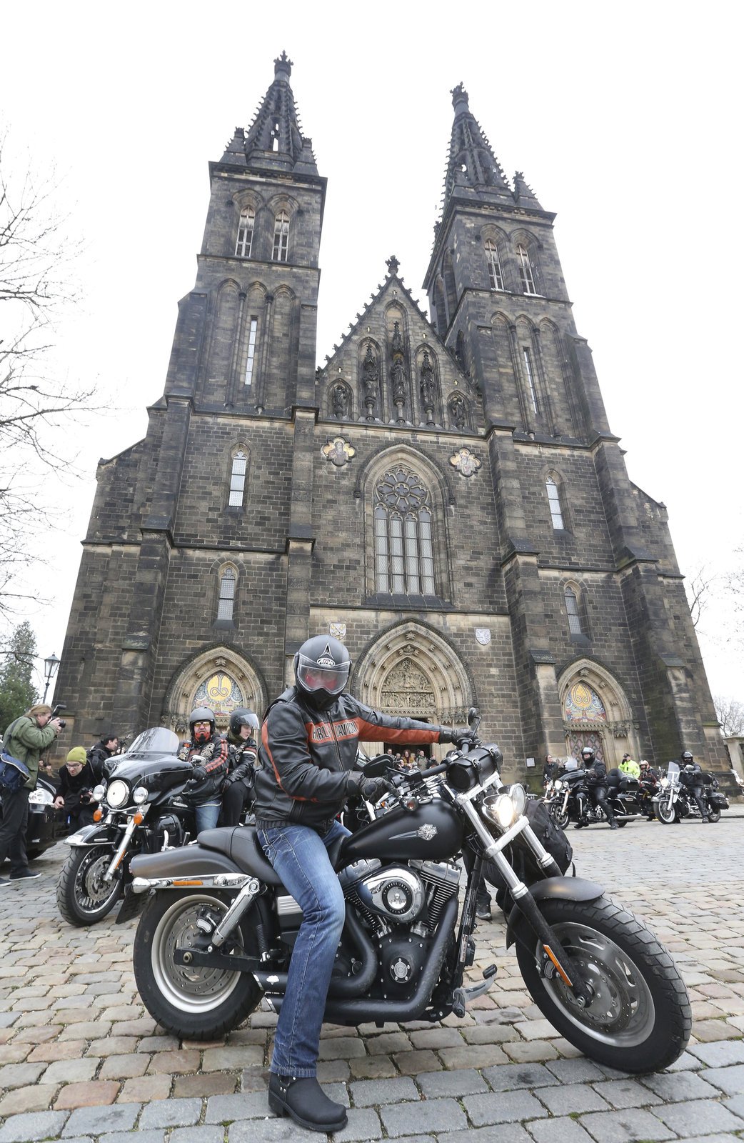 Hapkovi, který byl milovníkem motorek značky Harley-Davidson, se přijela poklonit i zhruba dvacítka motorkářů.