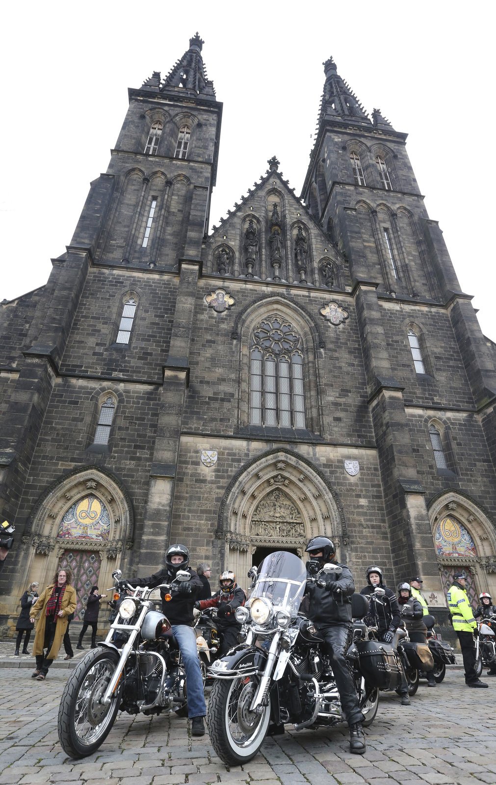 Hapkovi, který byl milovníkem motorek značky Harley-Davidson, se přijela poklonit i zhruba dvacítka motorkářů.