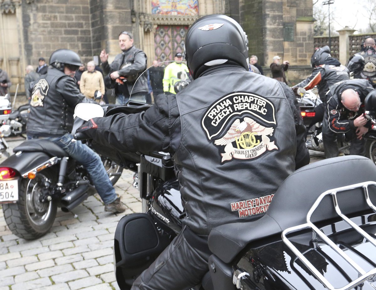 Hapkovi, který byl milovníkem motorek značky Harley-Davidson, se přijela poklonit i zhruba dvacítka motorkářů.