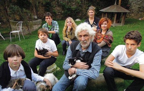 Petra Hapka se všemi svými dětmi na unikátní fotografii.