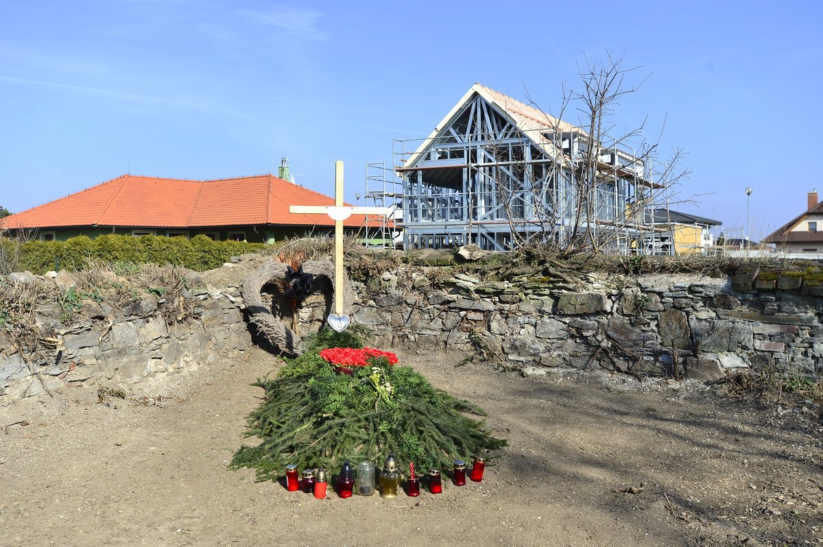 Hapkův hrob v Noutonicích.