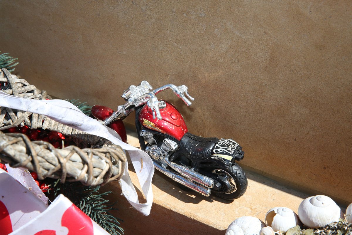 Na hrobě je motorka od kamarádů. 
