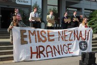 „Emise neznají hranice“: Ekoaktivisté protestovali proti prodloužení těžby v lomu Bílina