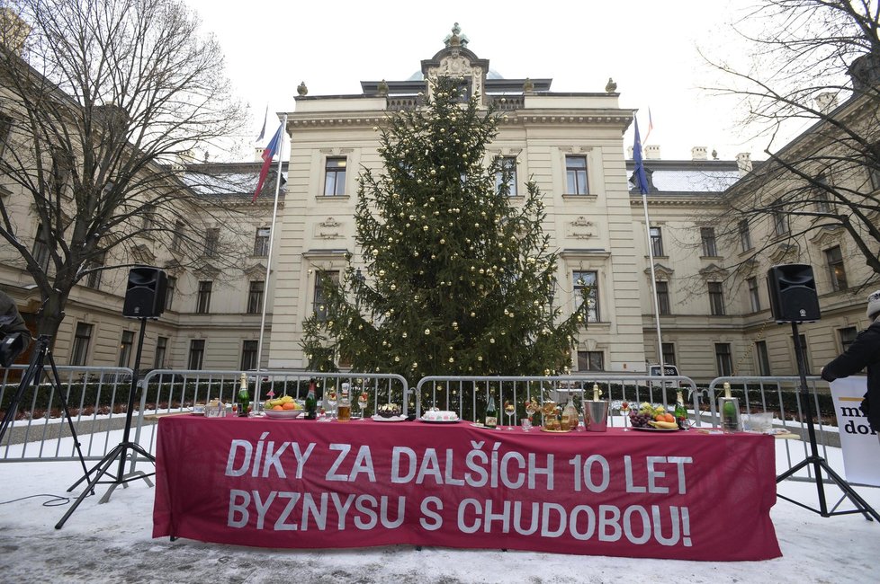 Happening Mít svůj domov za přijetí zákona o sociálním bydlení před Úřadem vlády (5. ledna 2017)