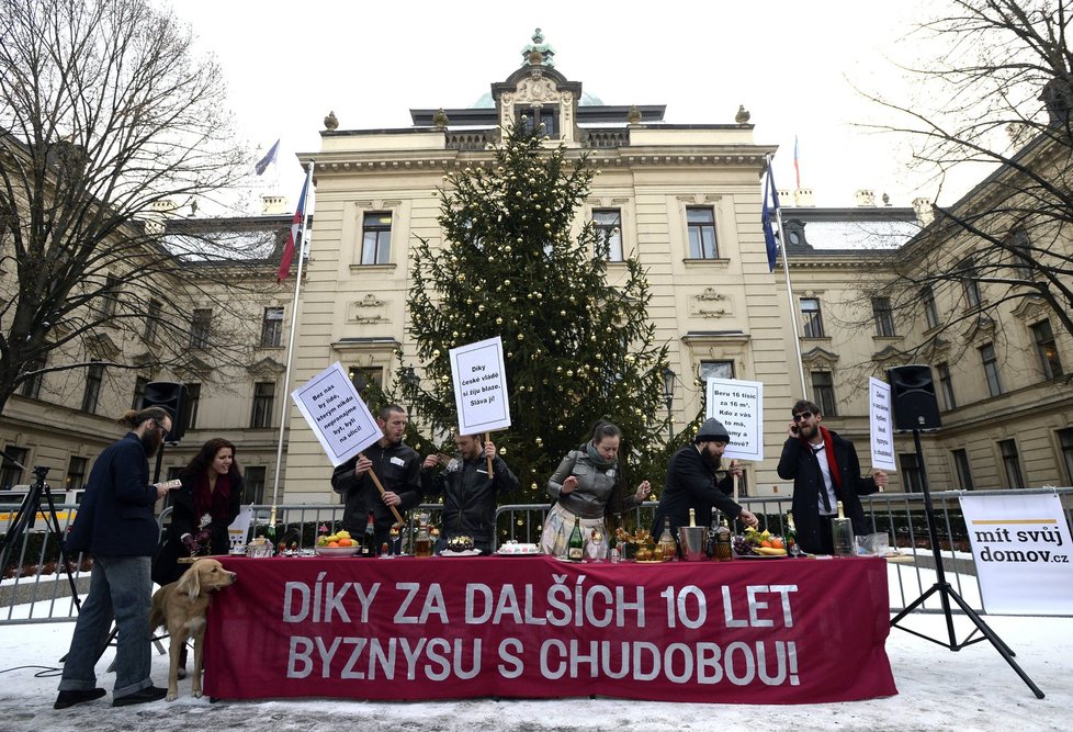 Happening Mít svůj domov za přijetí zákona o sociálním bydlení před Úřadem vlády (5. ledna 2017)