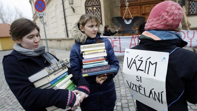 Happening s názvem Vážíme si vzdělání se konal 23. února 2012 v Praze. Studenti na něm protestovali proti reformě školství, kterou připravuje vláda.