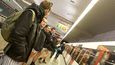 Pražským metrem se prohnali polonazí příznivci akce No Pants Subway Ride